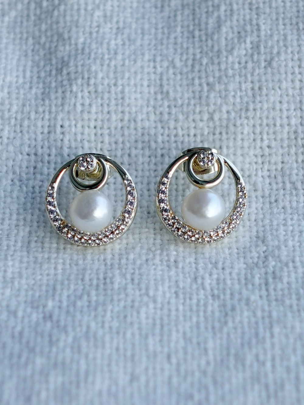 NEW! Elegant Pearl & Crystal Circle Stud Earrings - White Pearls - Picture 2 of 5